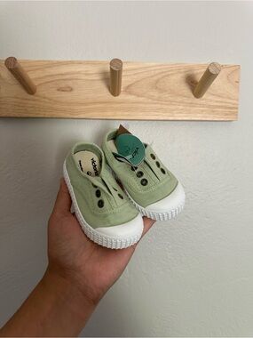 NWT Victoria Shoes Kids Light Green Canvas Slip-On Sneakers 2C